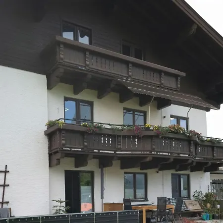 Mountain-view In With Private Garden Apartamento